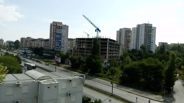 Тормозът продължава