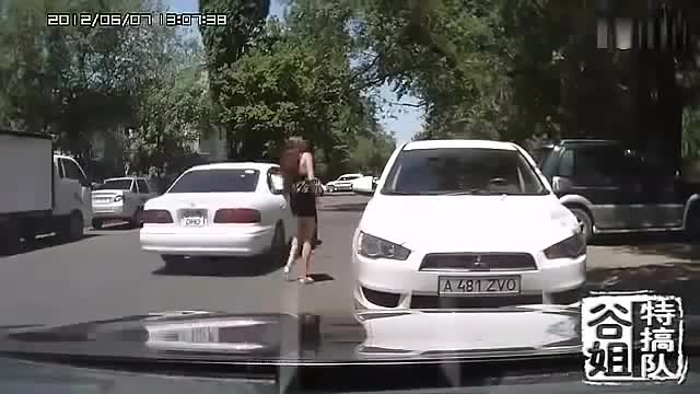 Ето какво да направите, когато видите яка мацка с къса поличка да си върви по пътя!