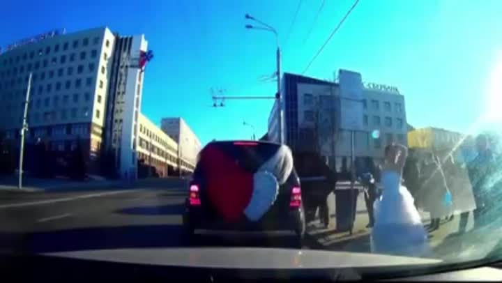 Ето какво е женска солидарност в Русия срещу сгафил младоженец!