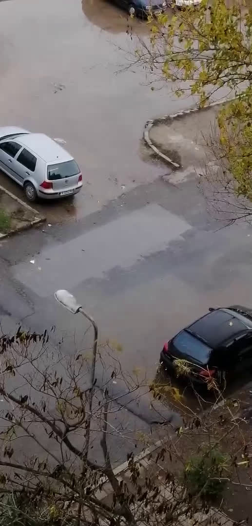 Водата в Ямбол тече като река