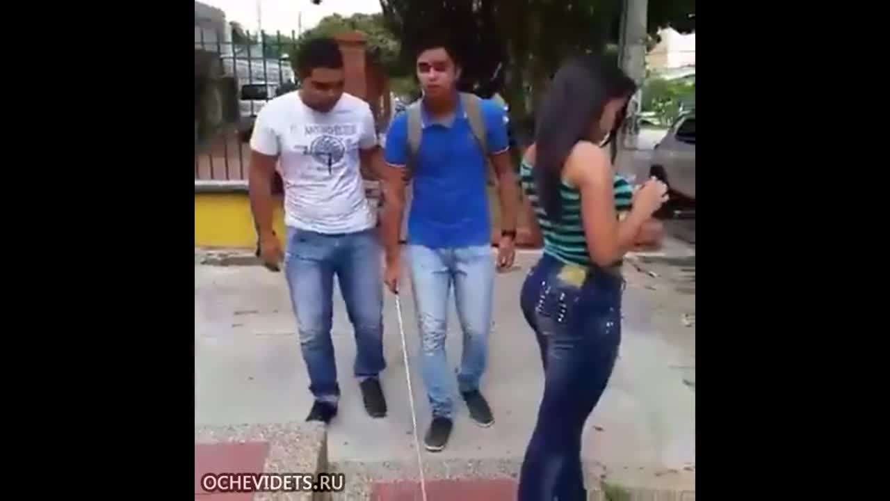 Хитър начин да пипнеш дупето на мацка