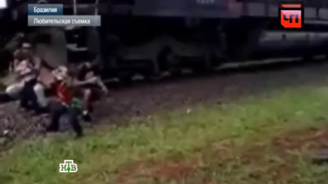 Влак сгази семейство , докато си правят селфи