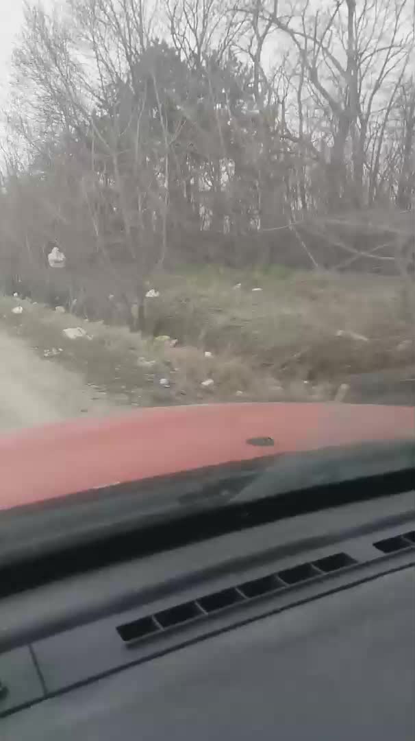 Боклуци покрай пътя