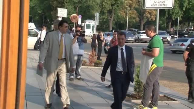 Протестиращи с плакати "Търсят се 160 от 240" казаха "Добро утро" на депутатите