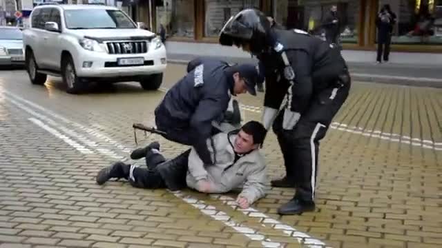 Българската Полиция бие нашите Деца! Полицейско насилие в София, България 12.11.2013г.