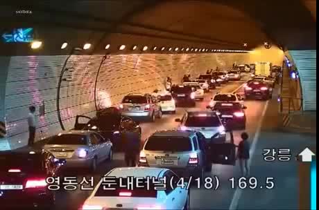 Японска хуманност: Как се разчиства пътя, за да премине полицията и линейка!