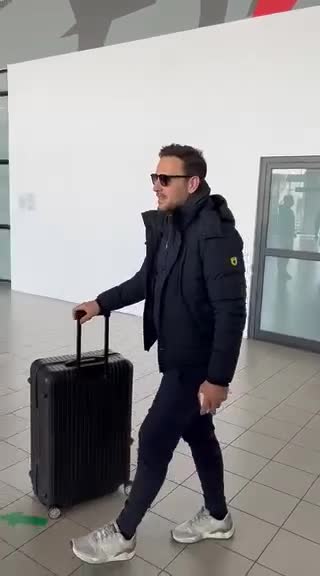 НА БЪЛГАРСКА ЗЕМЯ: Никос Вертис кацна на летището в София