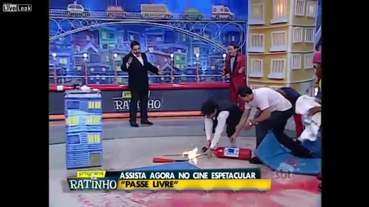 Мъж прави трик с огън в ефир, но нещо се обърква!