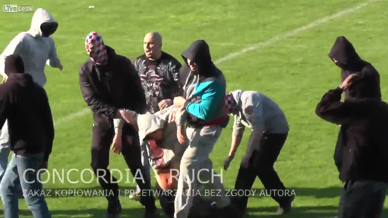 Полицай застреля футболен запалянко