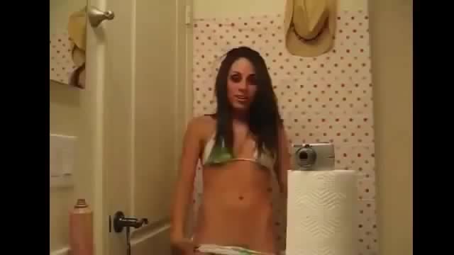Хорошенькая девушка танцует в ванной