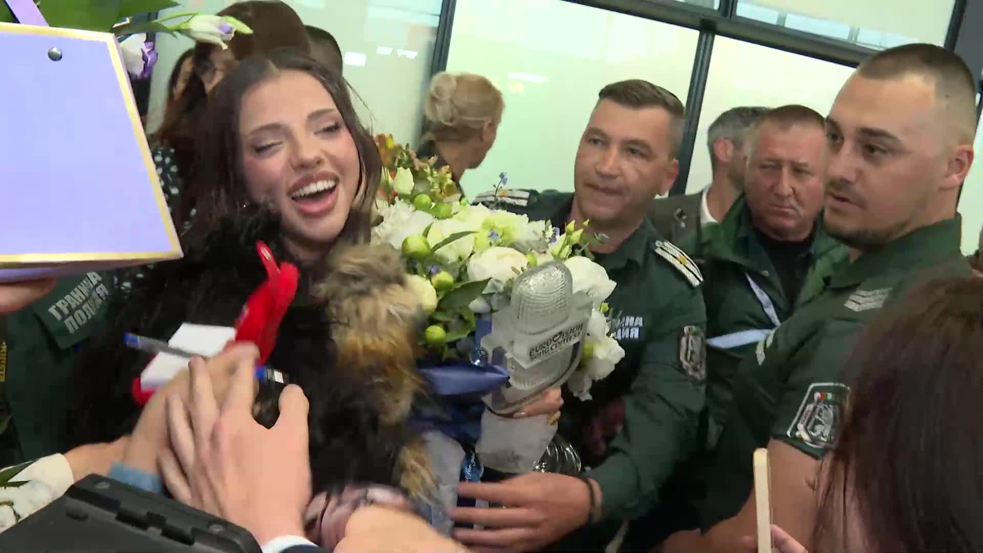 DARA се завърна като победител: NOVA я посрещна с цветя след триумфа на „Евровизия“