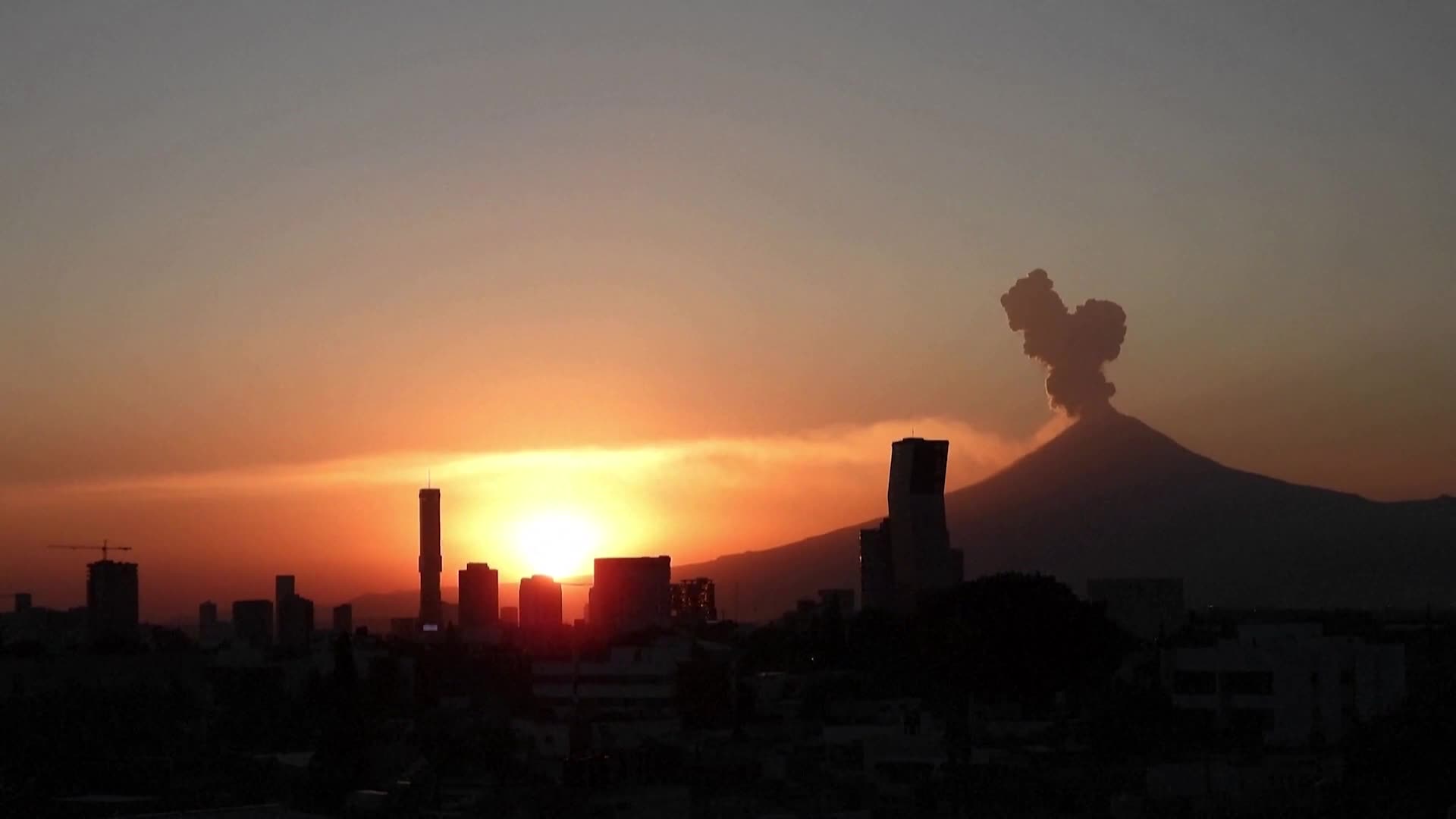 Пробуди се най-активния вулкан в Мексико (ВИДЕО)