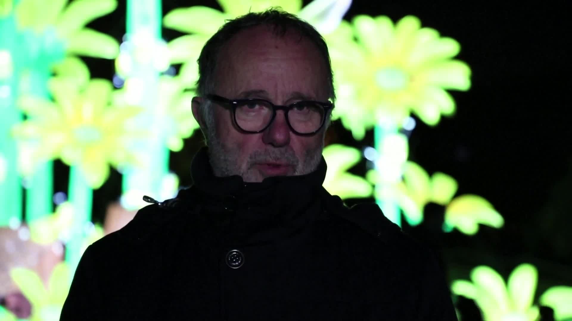 Светлинно шоу от гигантски буболечки завладя Парижките градини (ВИДЕО)