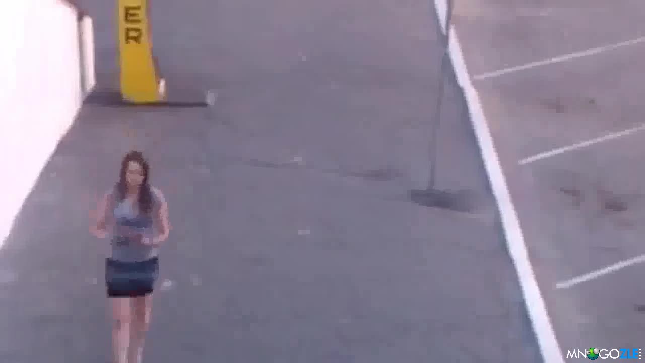 Маце пълни боксовата круша на макс