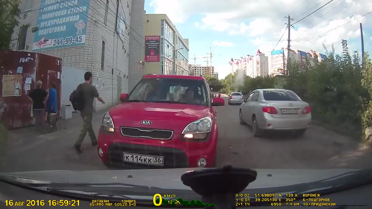 Защо му трябваше да се занимава с блондинки .