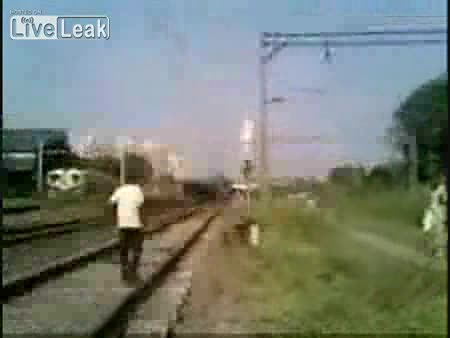 Момче Се Отмества От Влак В Последният МОМЕНТ