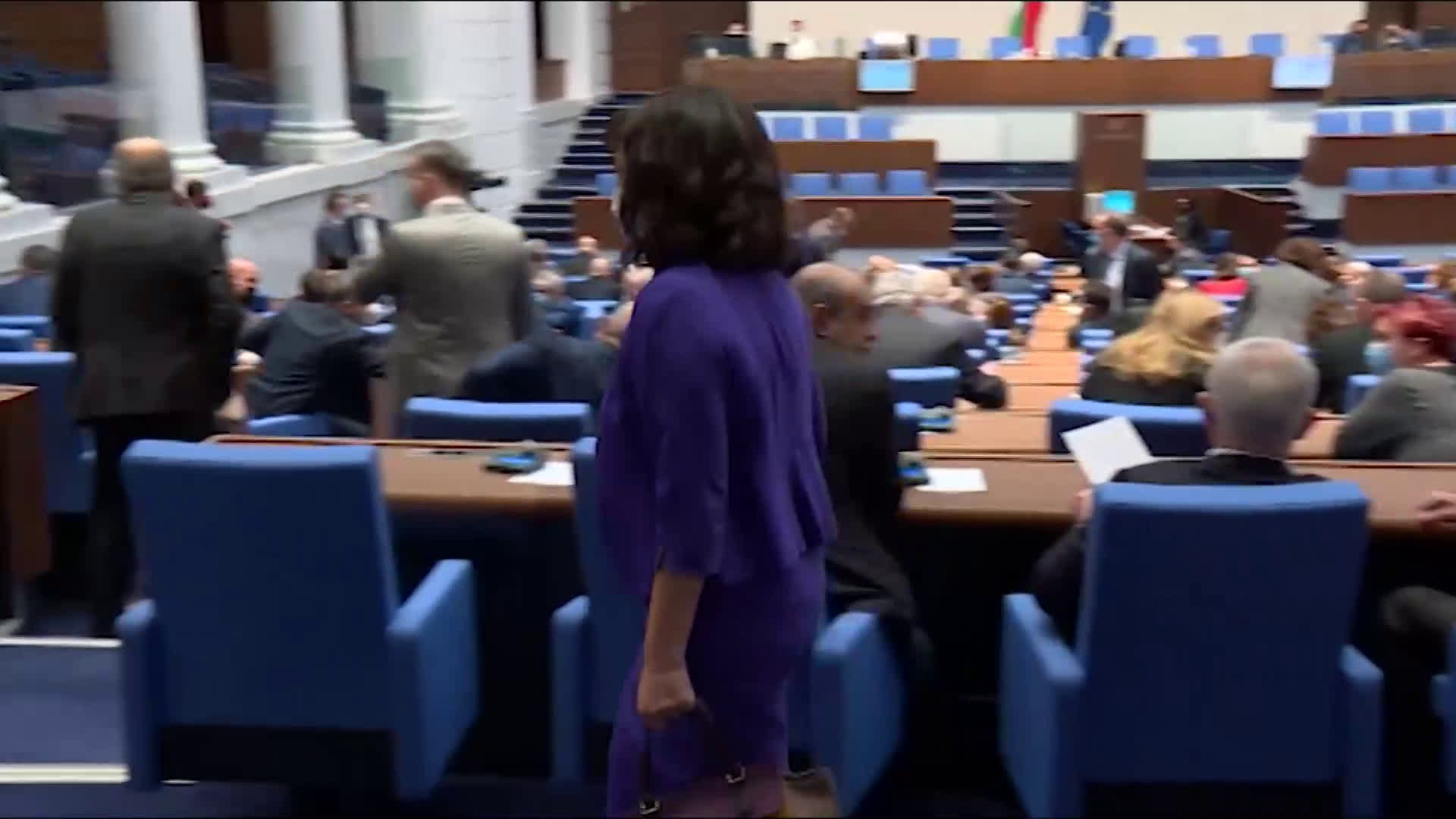 В "Денят на живо с Наделина Анева" днес говорят депутатите Христо Гаджев и Явор Божанков