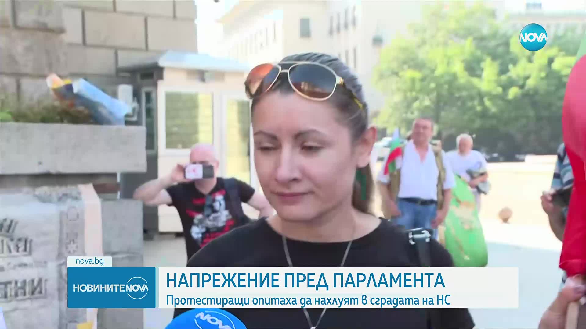 Протестиращи опитаха да нахлуят в сградата на НС, кордон от полицаи ги спря