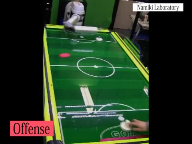 Игра на въздушен хокей с интелигентен робот, кой ли ще победи?