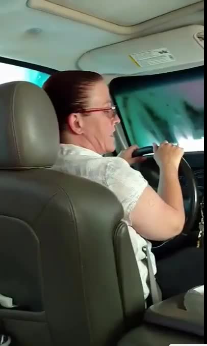 Талантлива майка си мие колата в автоматична автомивка