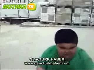 Дебело Лапе се хили като прасе