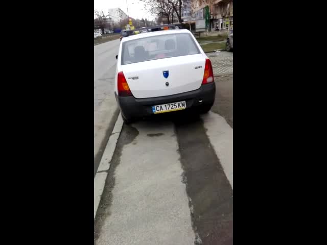 Безпардонно паркиране на тротоар