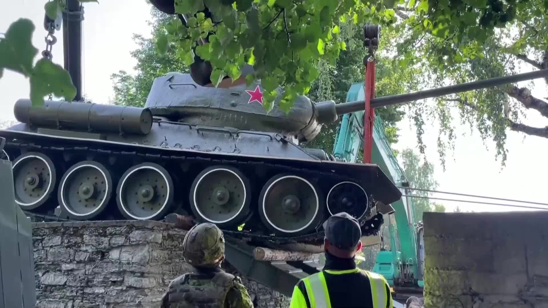 Естония демонтира съветски паметник, представлявал риск за обществения ред