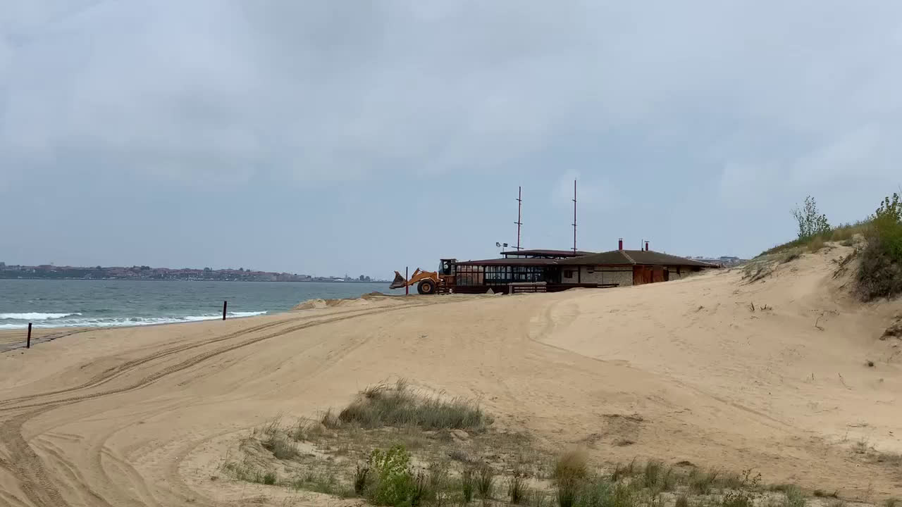 Изравняване на дюна в Слънчев бряг