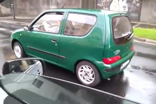 Жена кара на ръчна спирачка!