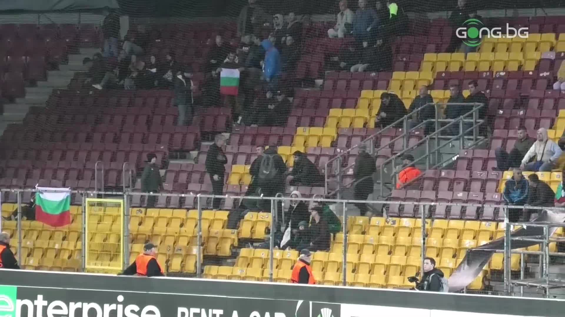 Разочаровани фенове на Лудогорец напускат стадиона след шестия гол на Нордселанд