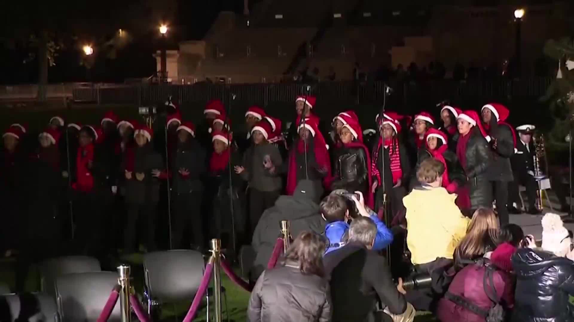 Запалиха светлините на коледното дърво на Капитолия в САЩ (ВИДЕО)