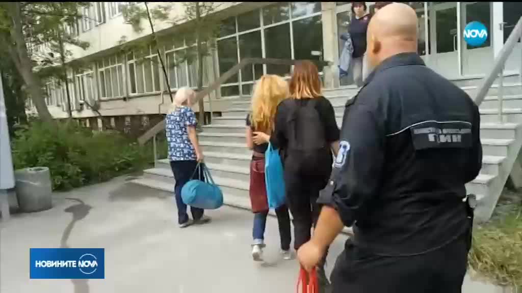 Иванчева влезе в болница, окована с белезници на ръцете и краката