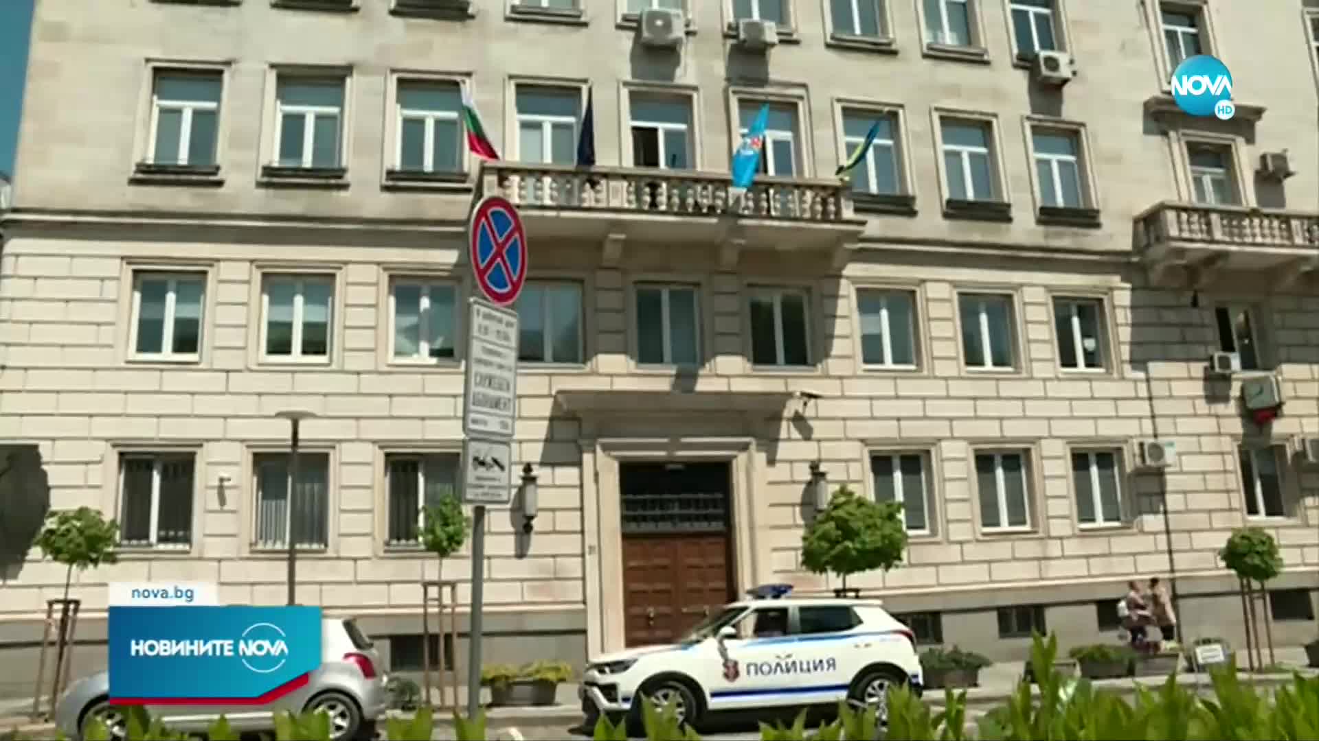 Депутати и активисти на „Възраждане” свалиха украинския флаг от общината в София