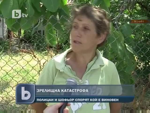 Полицейска кола се заби в портал на фирма след удар с бус