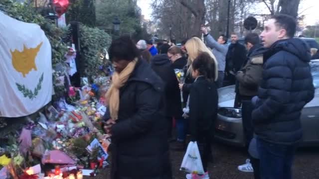 Фенове носят цветя пред дома на Джордж Майкъл