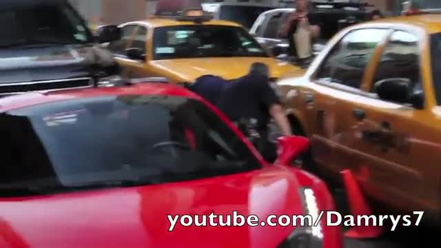 В Сащ полицията не се шегува! Изхвърлиха шофьора от Ferrari!