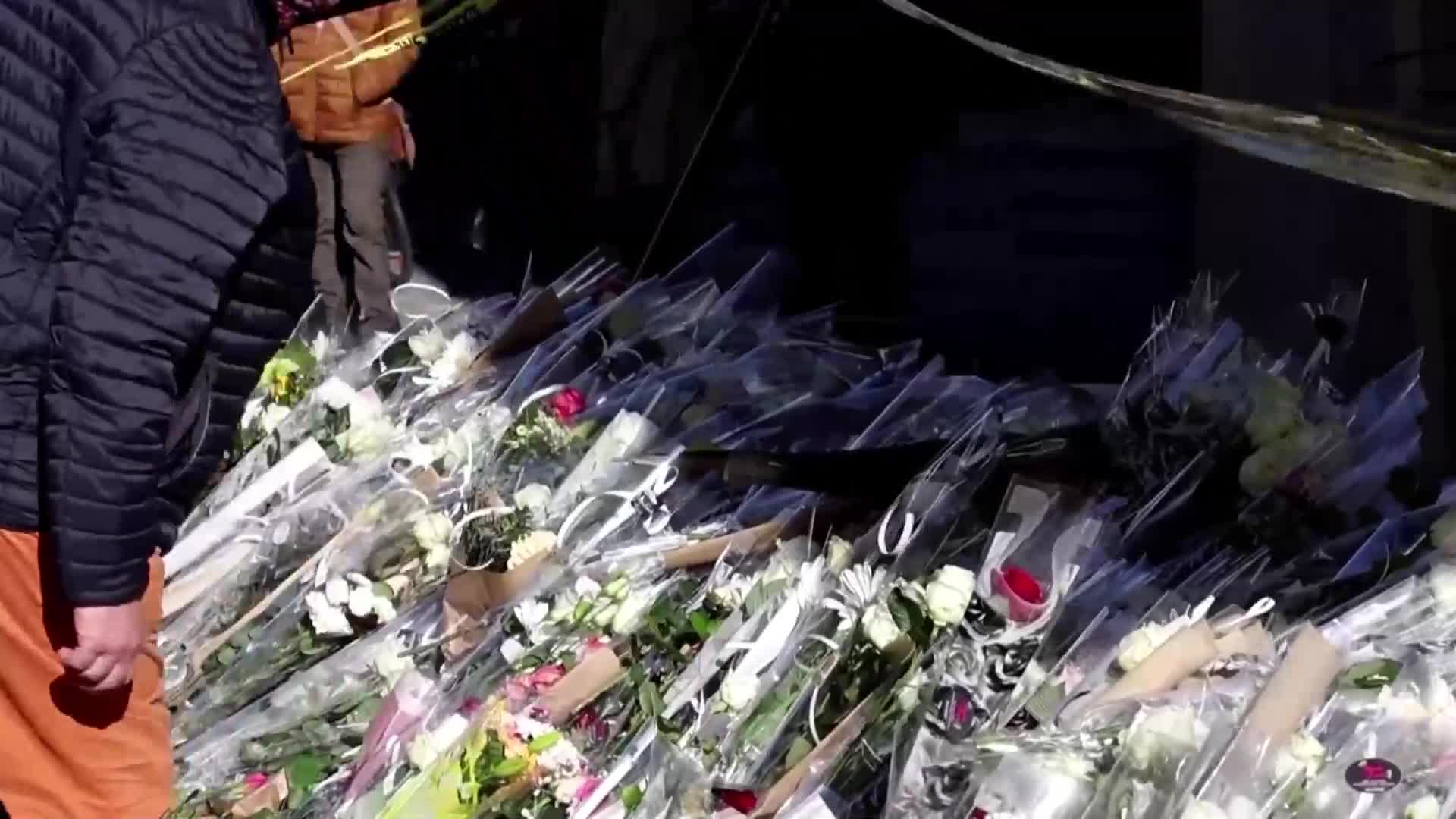 Във Франция: Почетоха паметта на убития учител