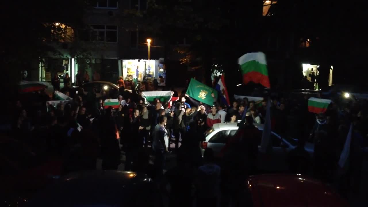 " Кой уши байряка "пред централата на Дпс във Варна