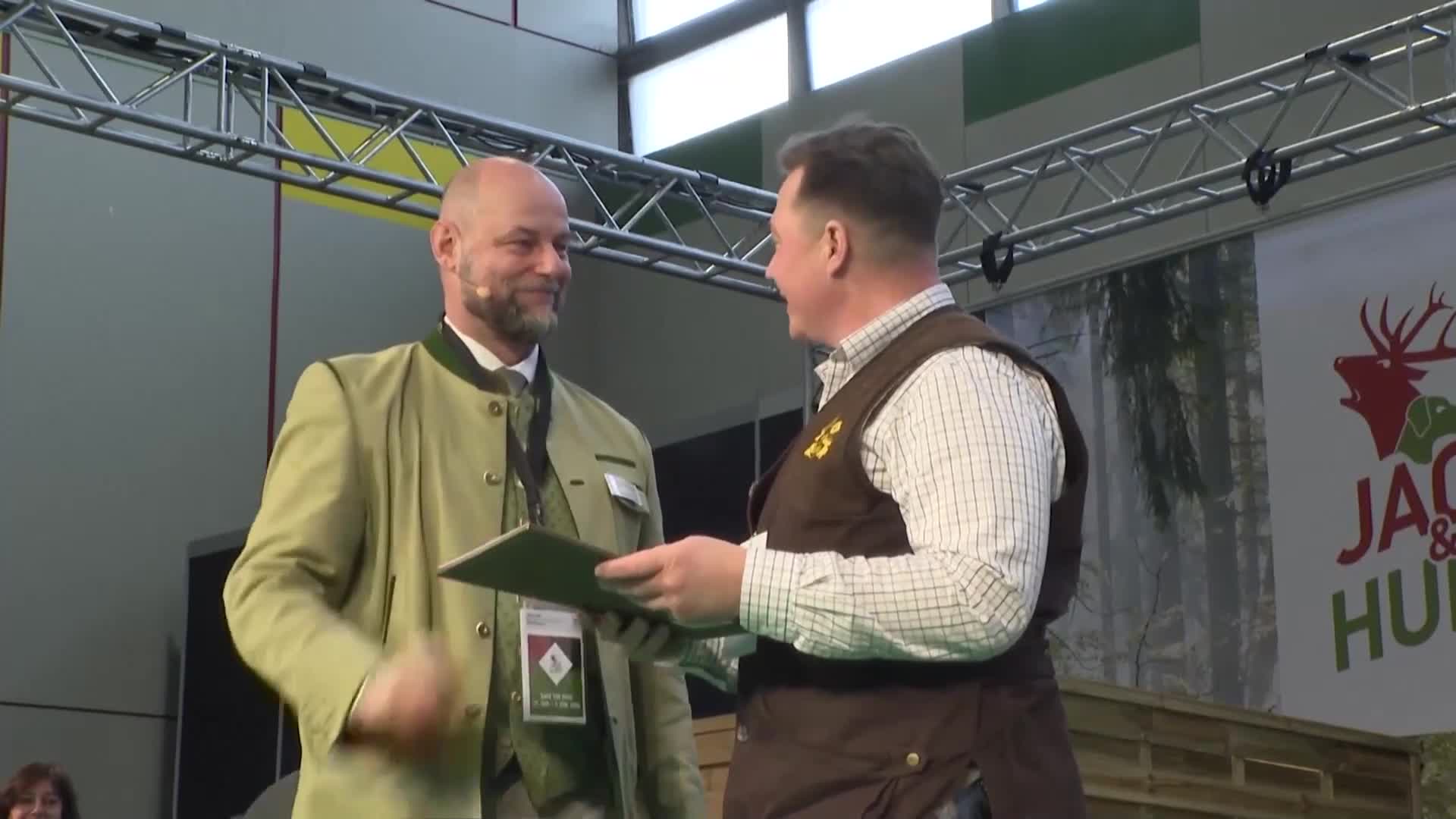 Необичайна надпревара: Десетки ловци имитираха рев на елен