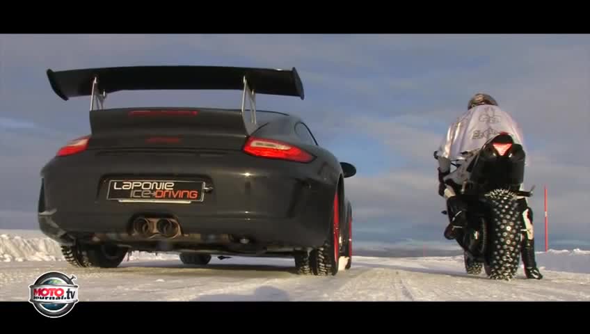 Yamaha R1 срещу Porche gt3 на сняг