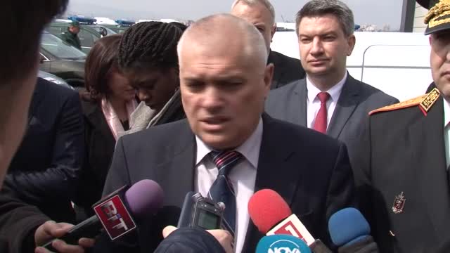 Валентин Радев: Отговорността за непроверените пътници на летището е на МВР