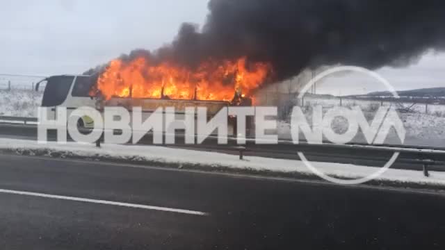 Автобус се запали на автомагистрала „Тракия”