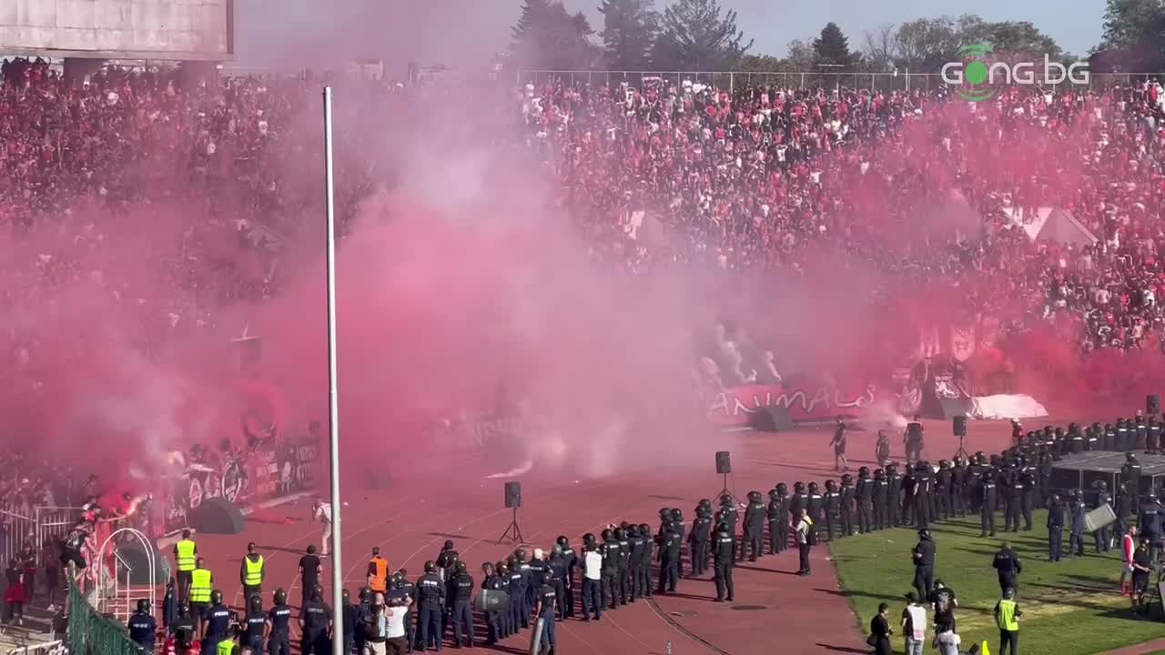 Националният стадион засия в червено