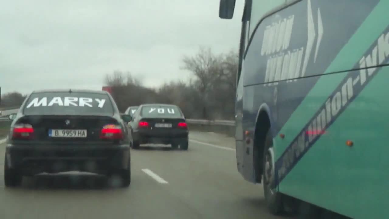 Тя каза да! Оригинално предложение за брак с Bmw-та