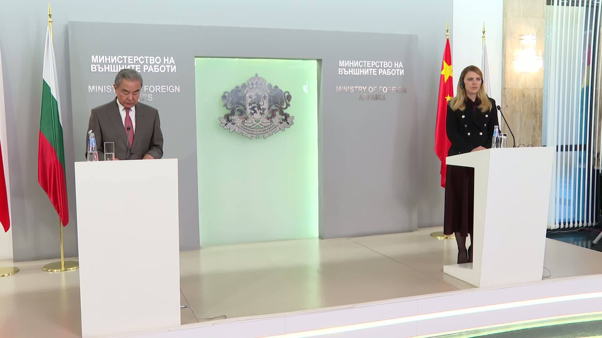 Външният министър Велислава Петрова и китайският ѝ колега Уан И дадоха пресконференция