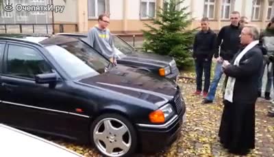 Свещеник освещава автомобил ,но нещо се случва