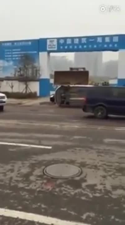 Ето как в Китай строителна фирма се справя, когато и паркират пред входа