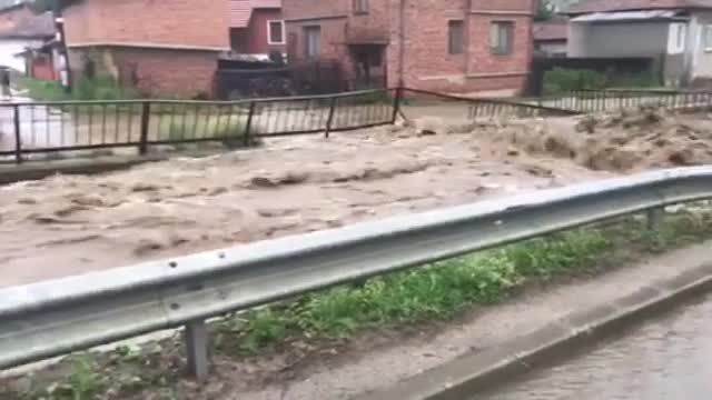 Реки преливат в Пирдоп, обявиха бедствено положение