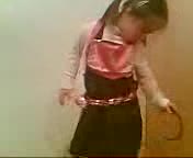 Малко Момиче Играе Кючек