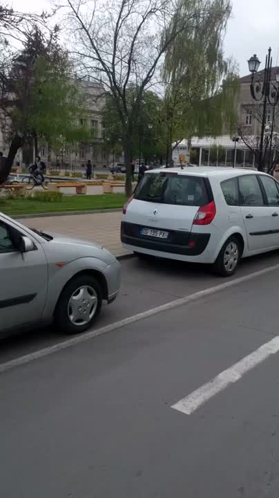 Паркиране във велоалеята в Русе